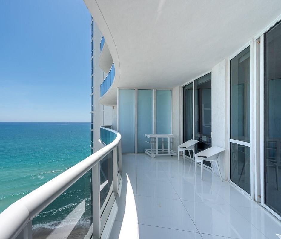 Primary Photo - 15811 Collins Ave