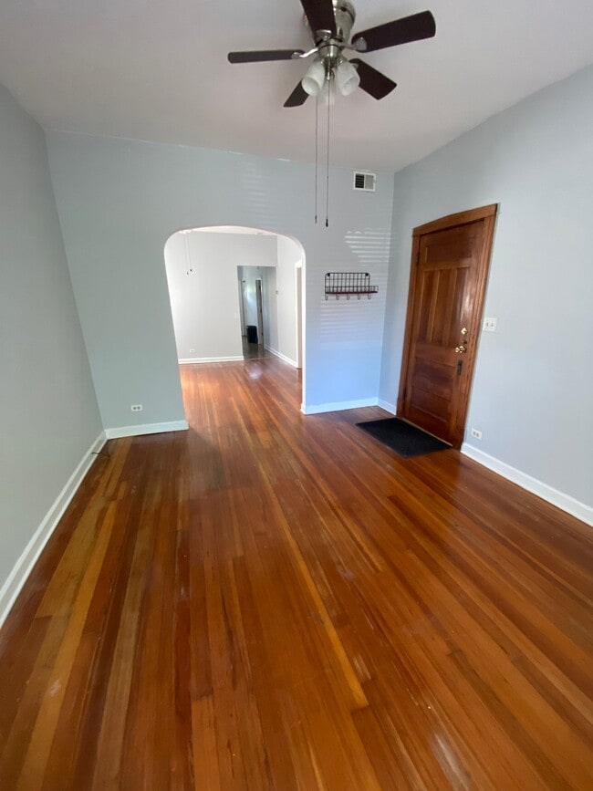 Building Photo - 2326 N Sacramento Ave