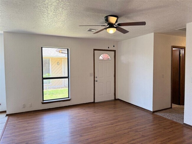 Building Photo - 1109 Dustin Dr