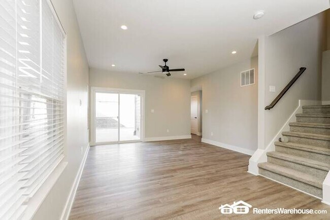 Foto del edificio - Stunning Custom Built 3 BR/2.5 BA home wit...