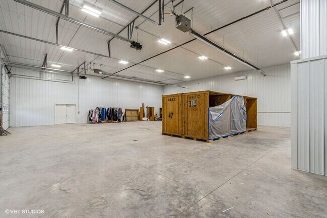 Foto del edificio - $2,000 | Large Commercial Warehouse Bay For Lease | Available November 1st, 2026