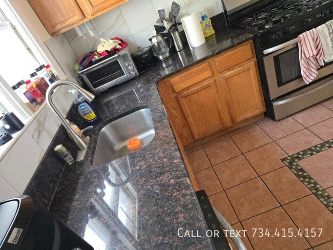 Building Photo - 502 Benjamin St