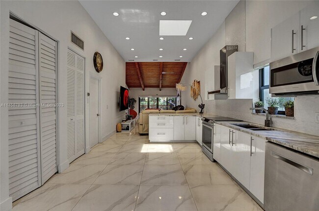 Building Photo - 2751 Parkview Dr S