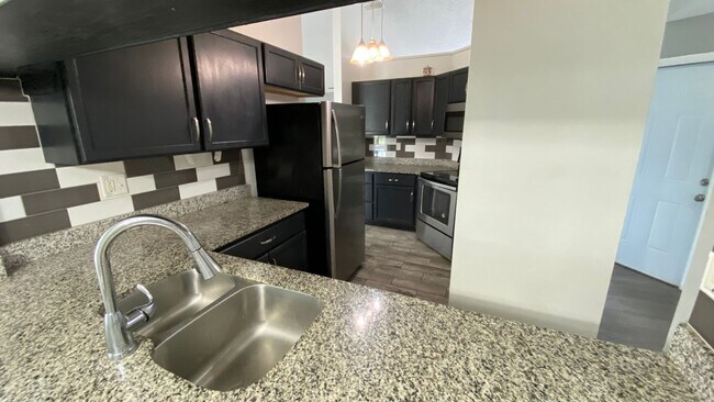 Building Photo - 3 Bedroom, 2 Bath POOL Home in Kissimmee!