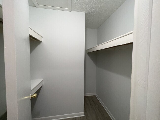 Closet 1 - 2248 Runnymead Rdg SE