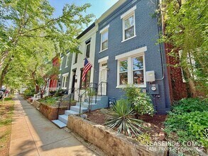Building Photo - 241 Warren St NE