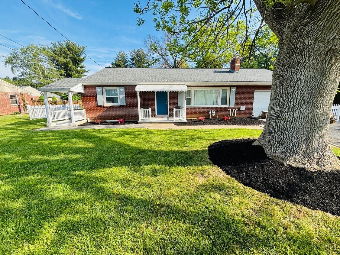 Foto principal - 3 Bedroom, 1 Bath Rancher Available for Rent!