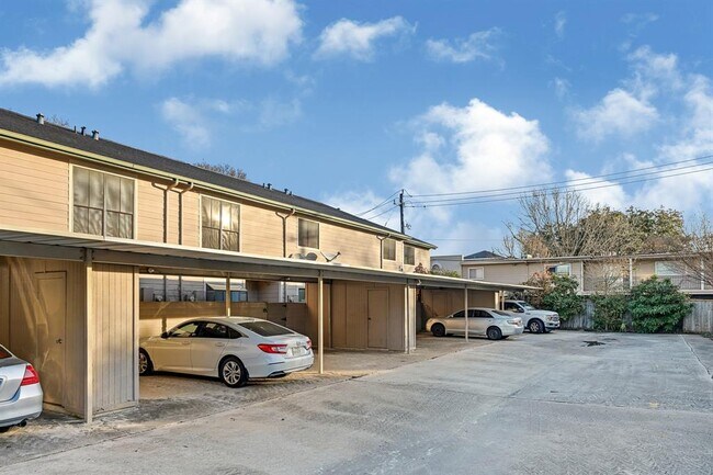 Foto del edificio - 17820 Kings Park Ln