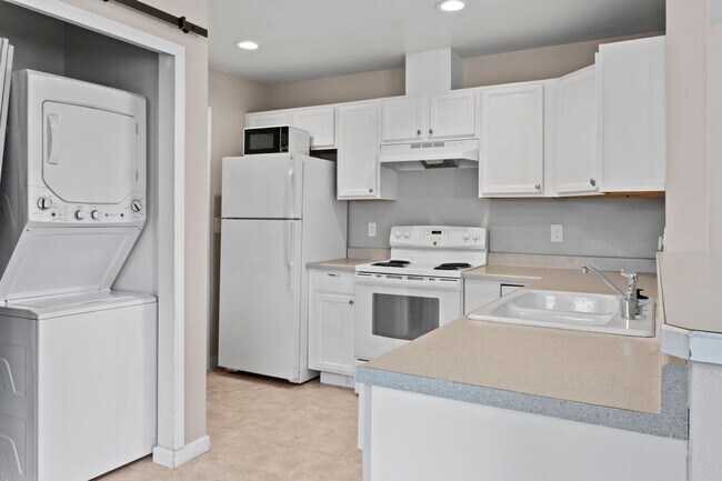 Building Photo - Spacious 2-Bedroom Duplex Near Tacoma Mall...