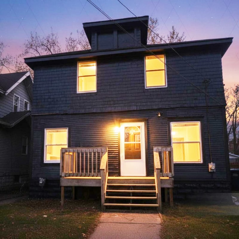 Primary Photo - 129 E South St