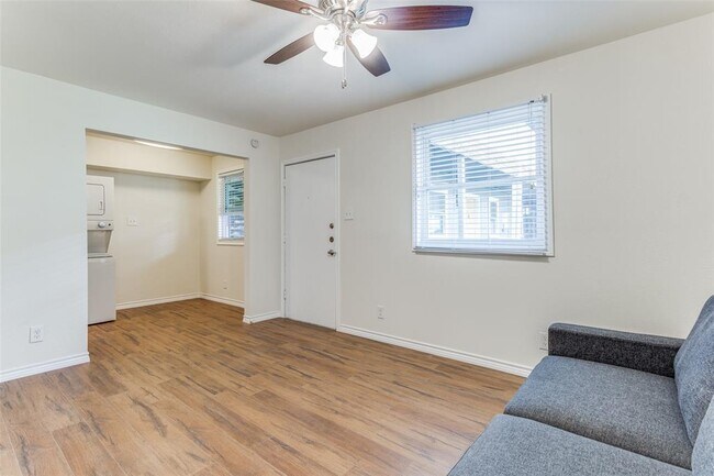 Foto del edificio - 2401 Manor Rd