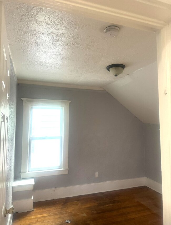 Building Photo - 3bedroom/1bath $1,100/month