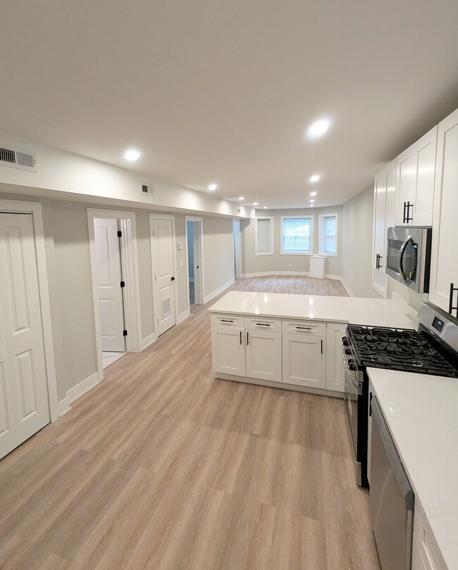 Building Photo - 2850 N Avers Ave