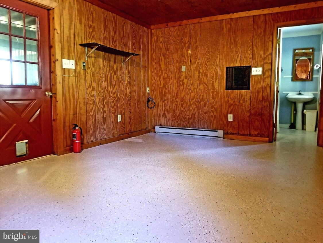 Primary Photo - 13130 Crest Hill Rd