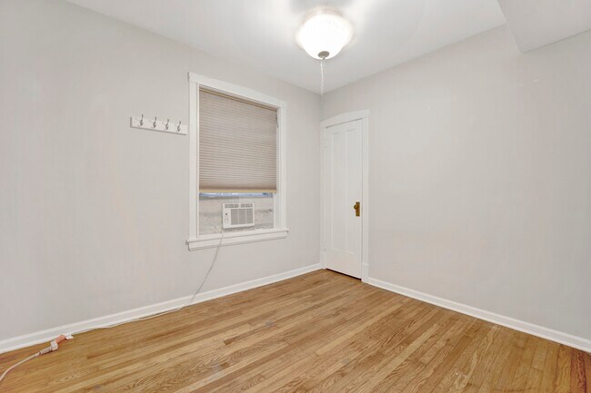 Foto del edificio - 2651 N Marshfield Ave