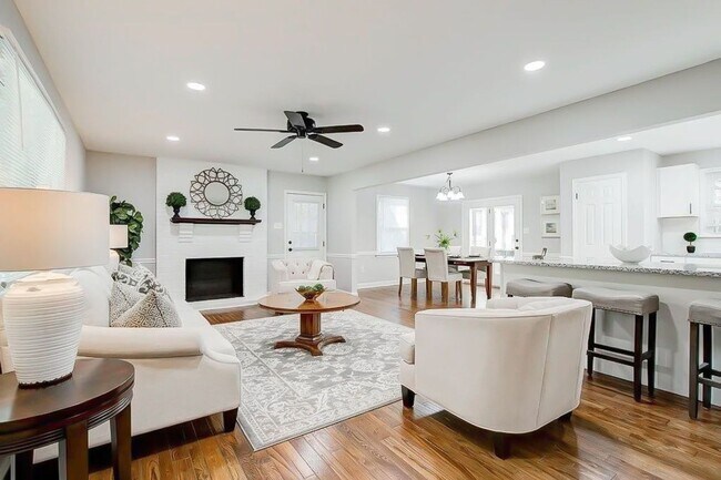 Building Photo - Stunning Home!