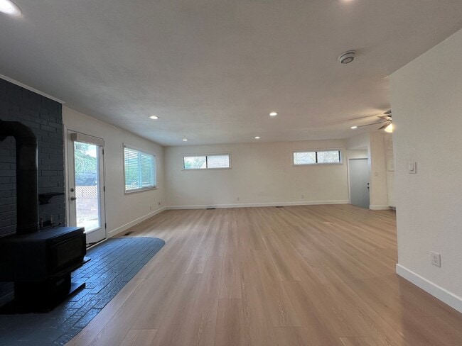 Building Photo - Beautiful Updated 4 Bedroom with Large Yard!