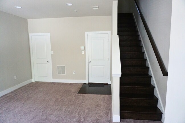 Planta baja, espacio adicional que puede usarse como sala de juegos u oficina y acceso al garaje adjunto. - 1309 S Quinn St