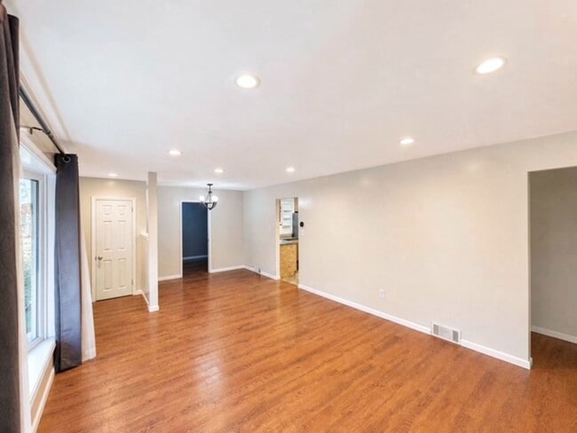 Building Photo - Brookhaven 4 Bedroom House with Deck