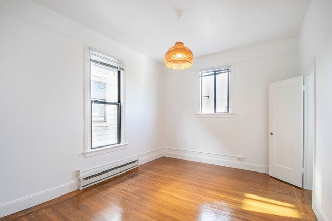 Building Photo - Union Street - Spacious & Bright Top Floor, Corner Unit