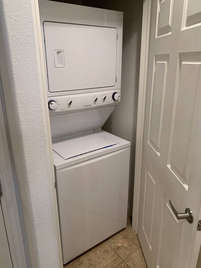 Building Photo - 2 Bedroom Townhome in The Brownstones!