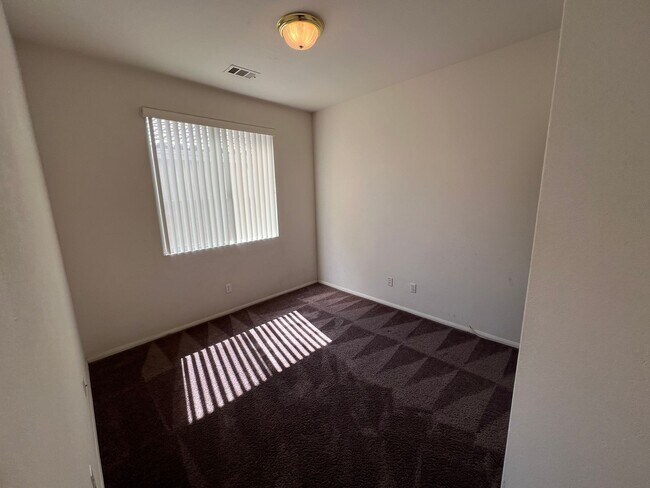 Building Photo - Stunning 4 Bed/2Bath/2Car home located in the Village in Summerlin!