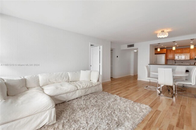 Foto del edificio - 600 NE 36th St