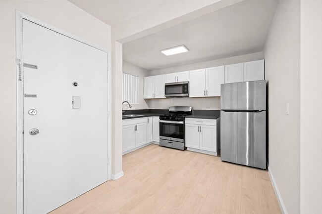 Foto del edificio - RECENTLY RENOVATED | 3 BED 2 BATH WITH BALCONY & PARKING