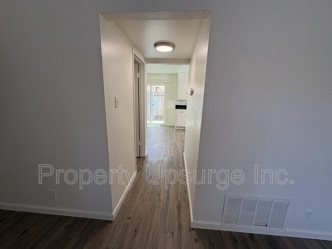 Building Photo - 623 W 16th St
