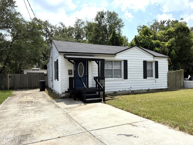 Building Photo - 2120 Kingswood Rd