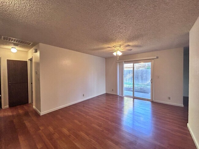 Foto del edificio - 955-957 Woodshire Way
