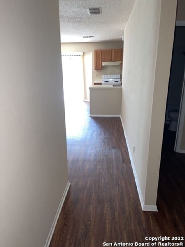 Building Photo - Adorable Duplex