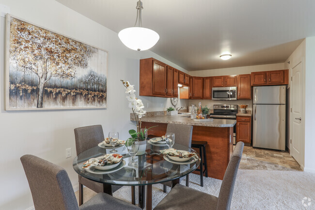 Hermosa cocina y comedor - Towne Square Senior Apartments