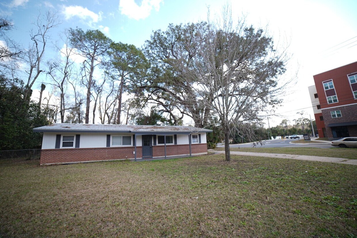 Primary Photo - 4 bd/2 bath near Jackson Bluff