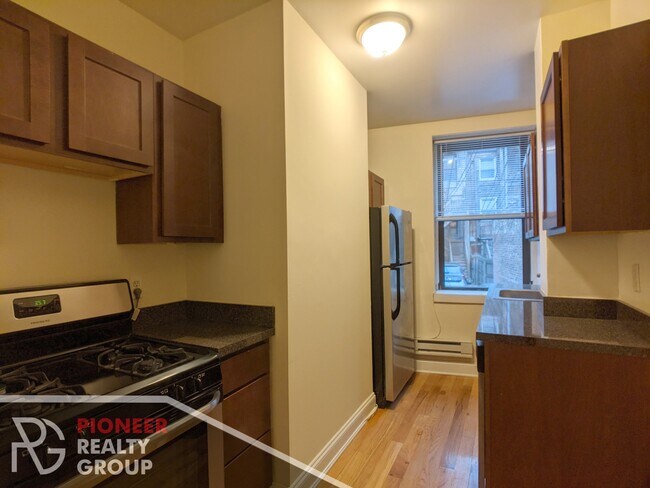 Building Photo - 428 W Belden Ave