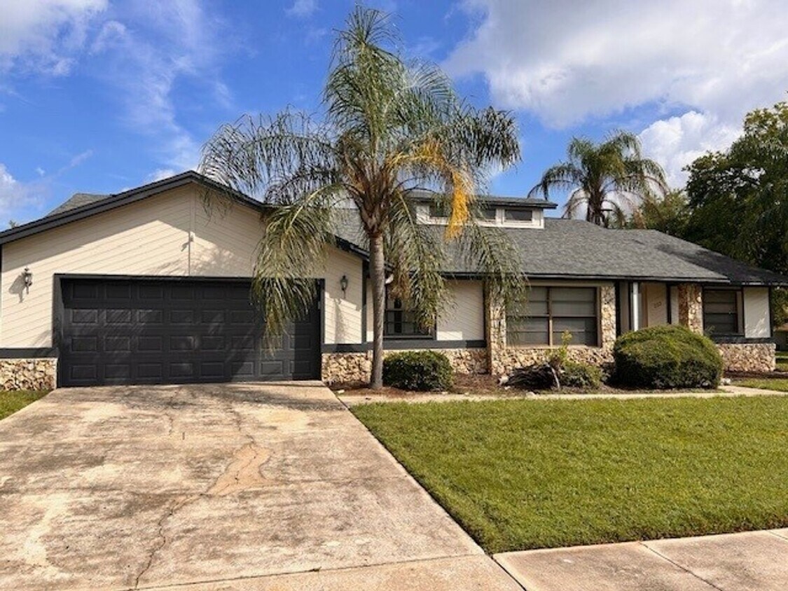 Foto principal - ***COMING SOON*** Large 4/2 pool home in L...
