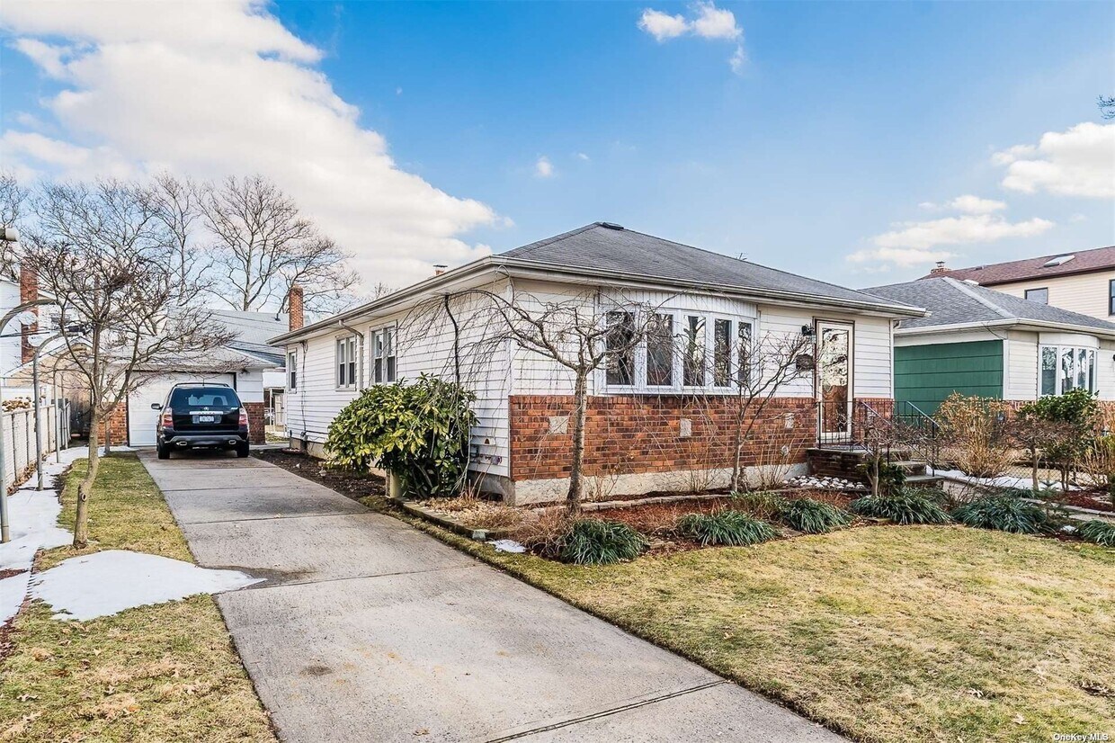 Foto principal - 83-25 240th St