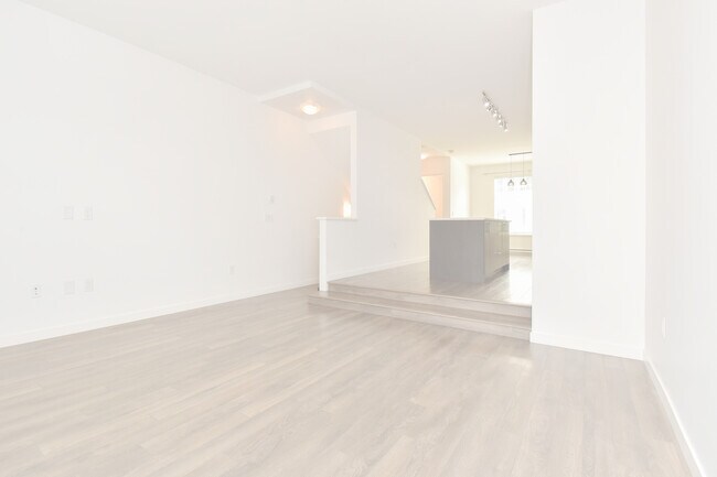 Photo du bâtiment - Spacious 4 Bed, 4 Bath Townhouse in Surrey