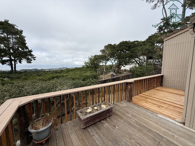 Foto del edificio - Refreshed Jack's Peak Retreat with Excellent Monterey Bay Views