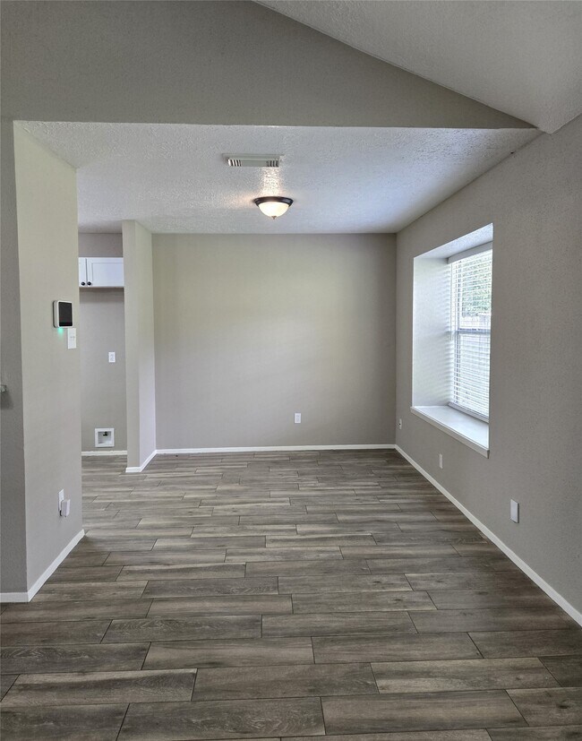 Foto del edificio - 24015 Farm Hill Dr