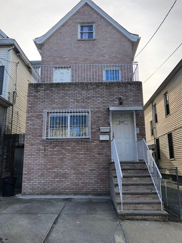 Foto principal - 207 Fairview Ave