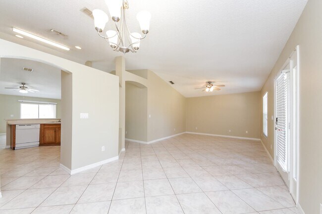 Building Photo - 3004 Royal Palm Dr