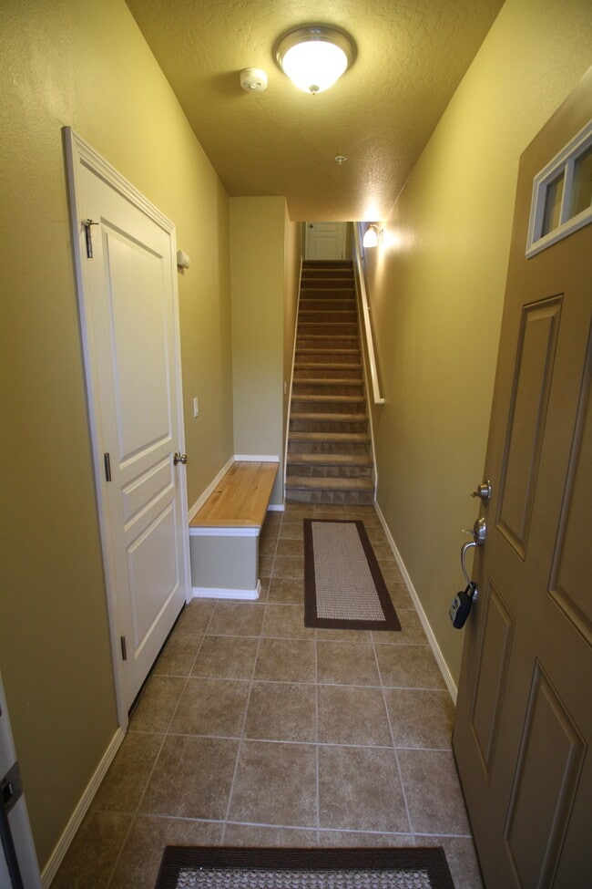 Building Photo - Newer Condo with 2 car Garage in S. Salem!