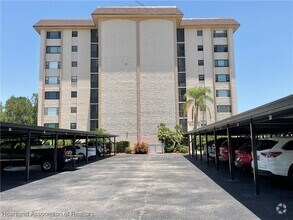 Building Photo - 121 Country Club Dr