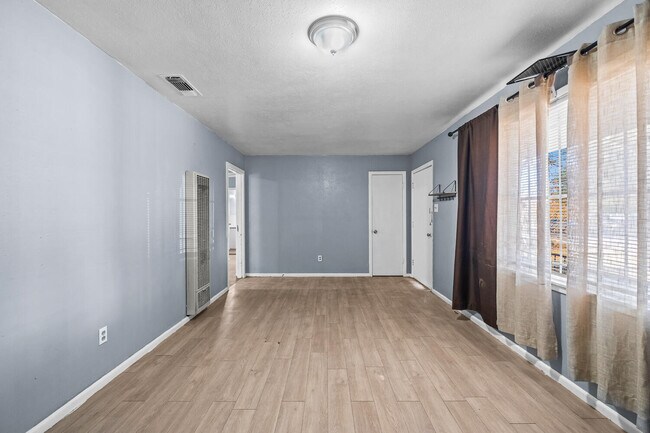 Foto del edificio - 3409 E 17th St