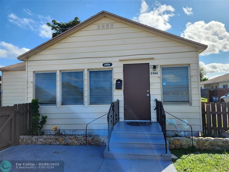 Foto principal - 2466 Lincoln St