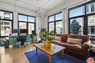Building Photo - 330 W 11th St