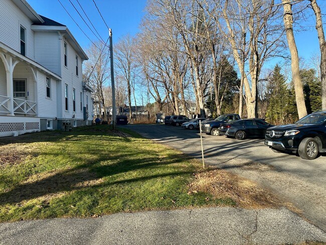 Building Photo - 2 Bedroom 1.5 bath Townhouse