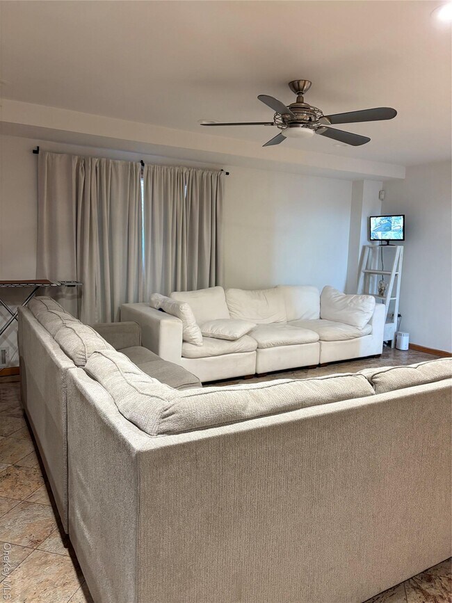 Foto del edificio - 258-05 83rd Ave