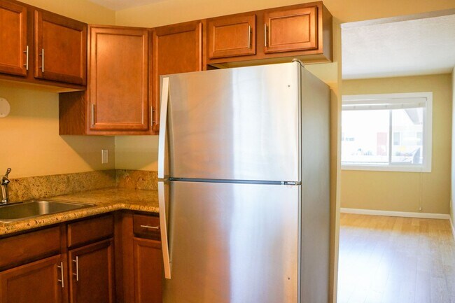 Foto del edificio - Top-Floor 2-Bedroom with Bamboo Flooring + Off-Street Parking!